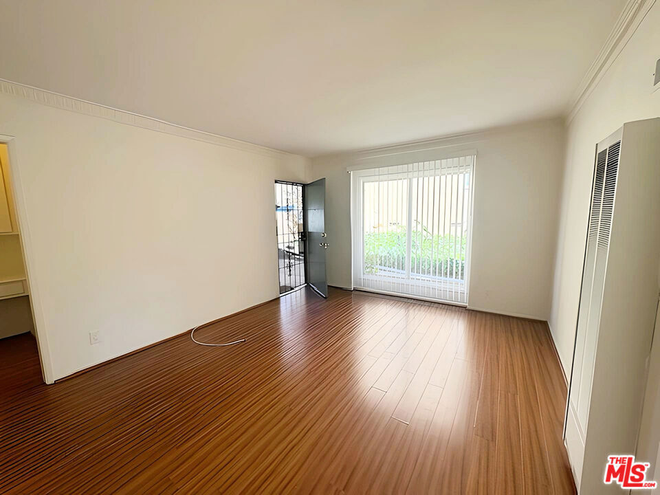Property Photo:  4919 Beverly Boulevard 1  CA 90004 