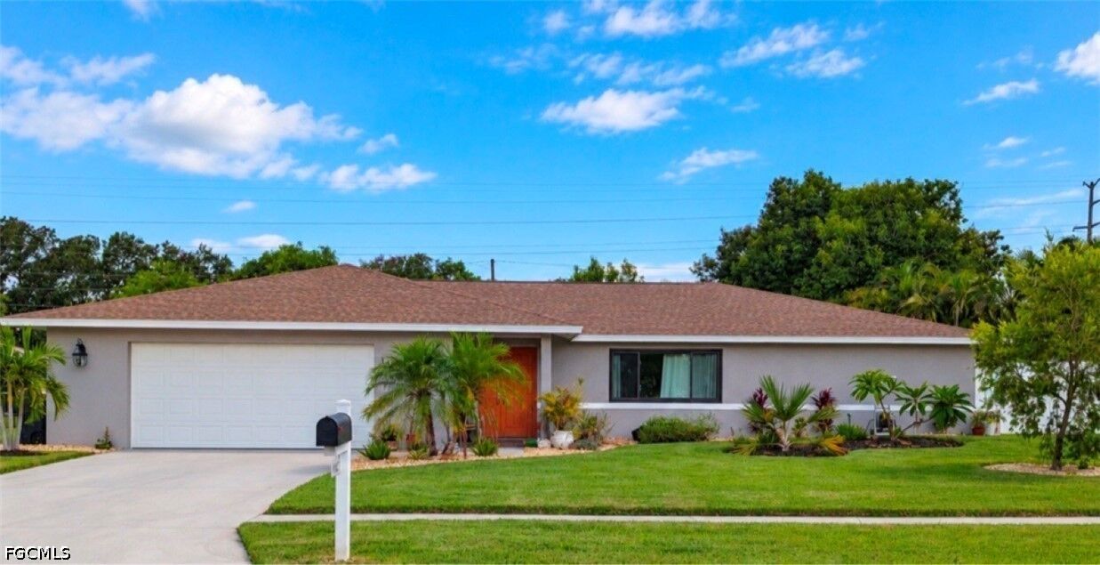 Property Photo:  1402 S Larkwood Square  FL 33919 