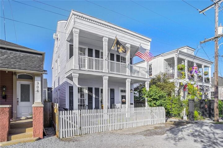 Property Photo:  910 Pleasant Street  LA 70115 