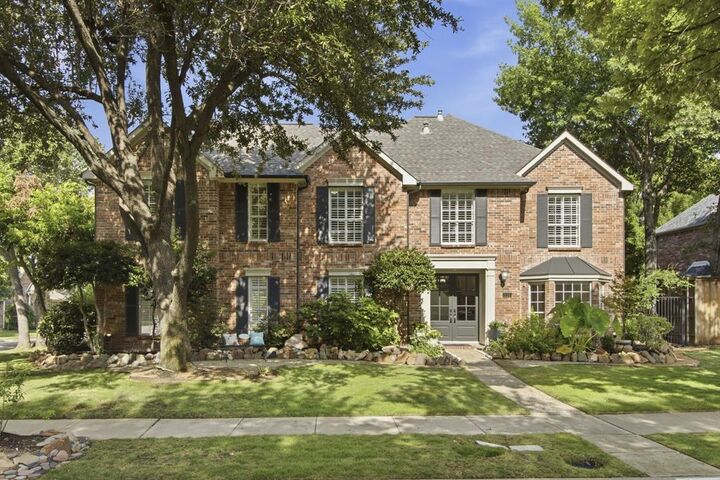 Property Photo: 210 Chinaberry Way TX 75019