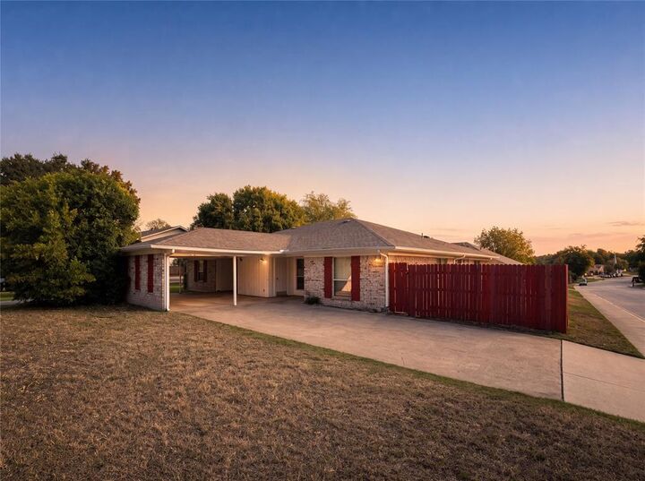 Property Photo: 1800 Camelot Cove TX 75074