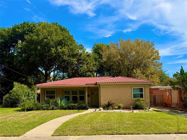 Property Photo:  816 S Dixon Street  TX 76240 