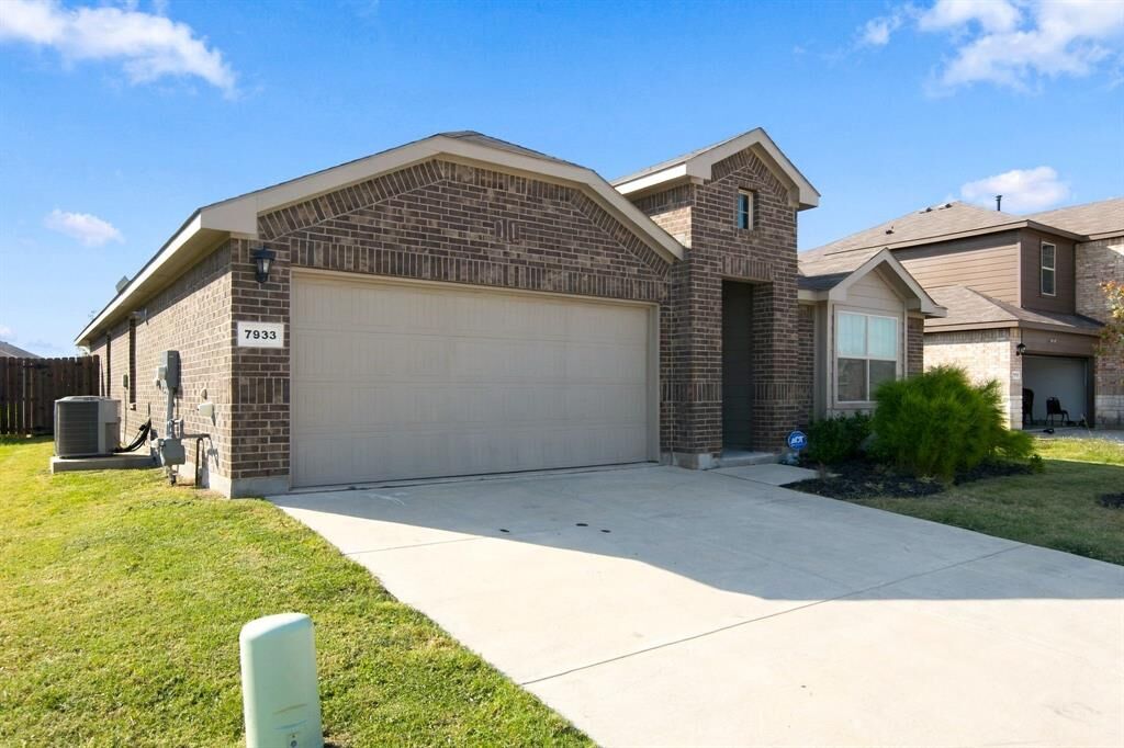 Property Photo: 7933 Twin Forks Drive TX 76131