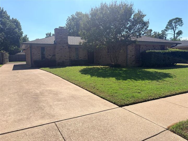 Property Photo: 1620 Lexington Place TX 76022