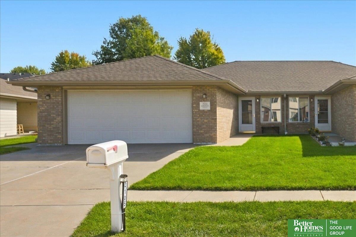 Property Photo: 2105 Kingswood Circle NE 68521