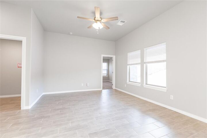 Property Photo: 913 Westfall Drive OK 73020
