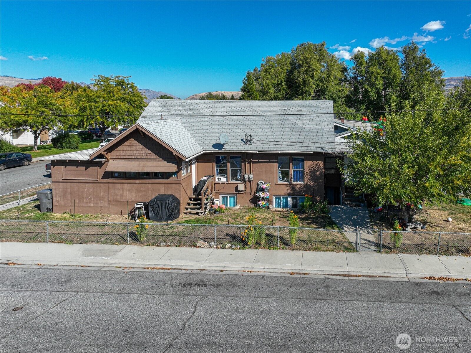 Property Photo:  613 -615  Alaska St.  WA 98801 