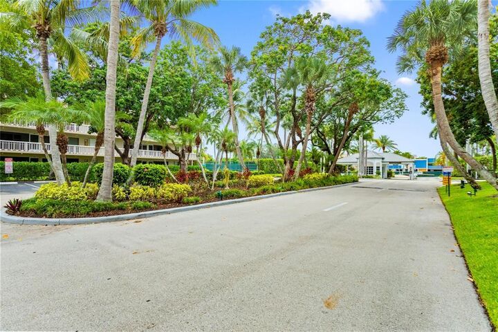 Property Photo:  17 Royal Palm Way 6010  FL 33432 