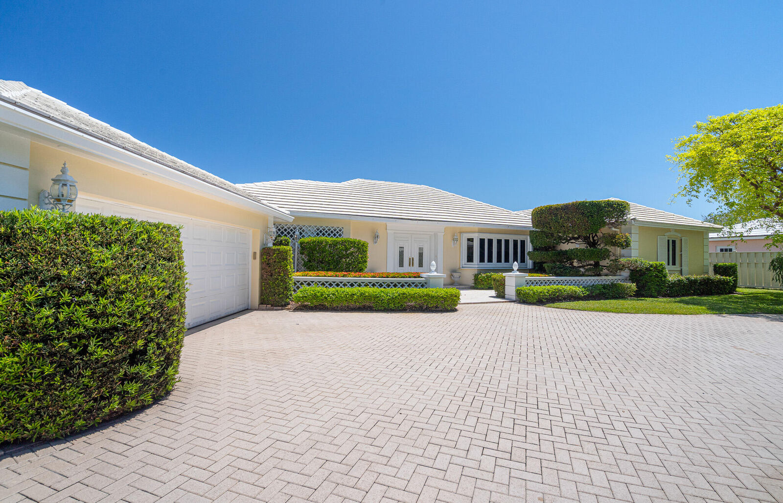 Property Photo:  57 Cayuga Road  FL 33308 