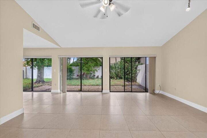 Property Photo: 572 SW 28th Avenue FL 33445