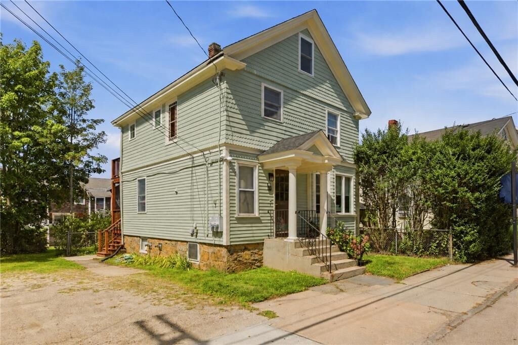 Property Photo:  629 Thames Street 2  RI 02840 