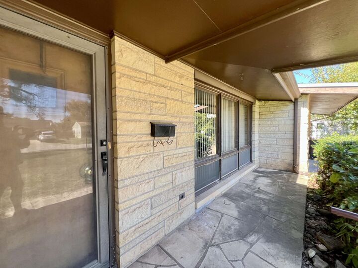 Property Photo:  1105 N 7th  KS 67005 