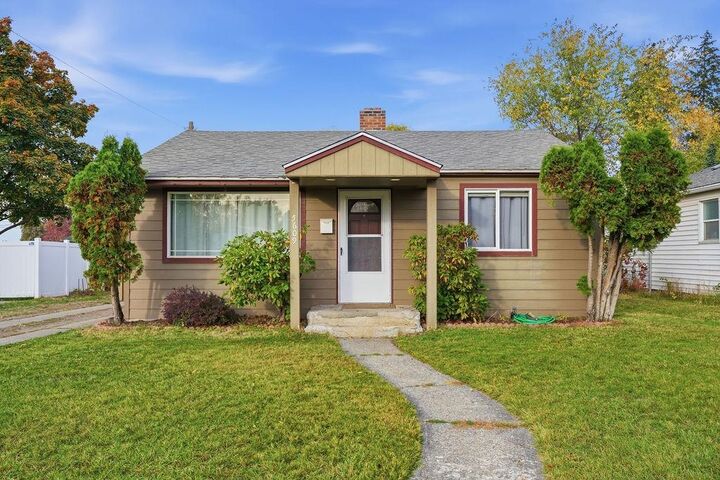 Property Photo: 5609 N Cochran St WA 99205