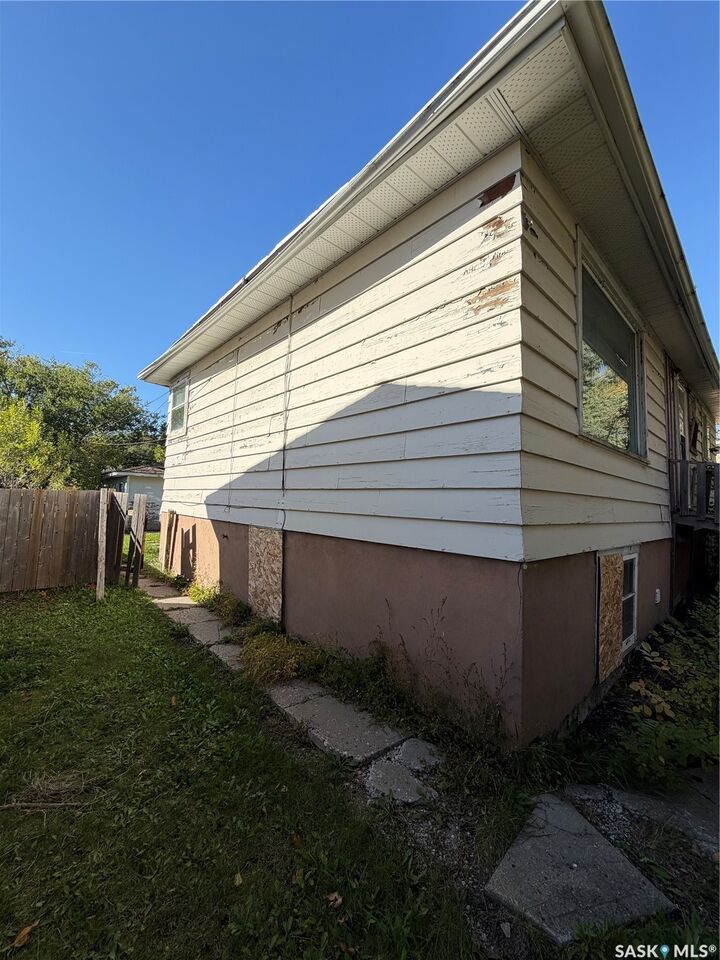 Property Photo:  916 Royal Street  SK S4T 4Z6 