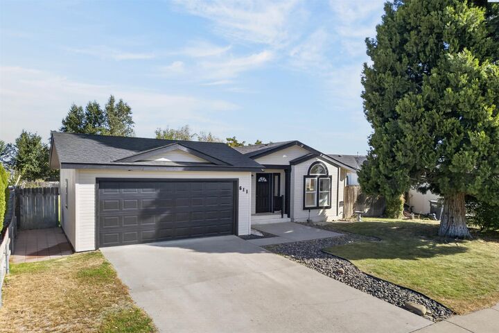 Property Photo: 611 N Waldemar Ave WA 99301