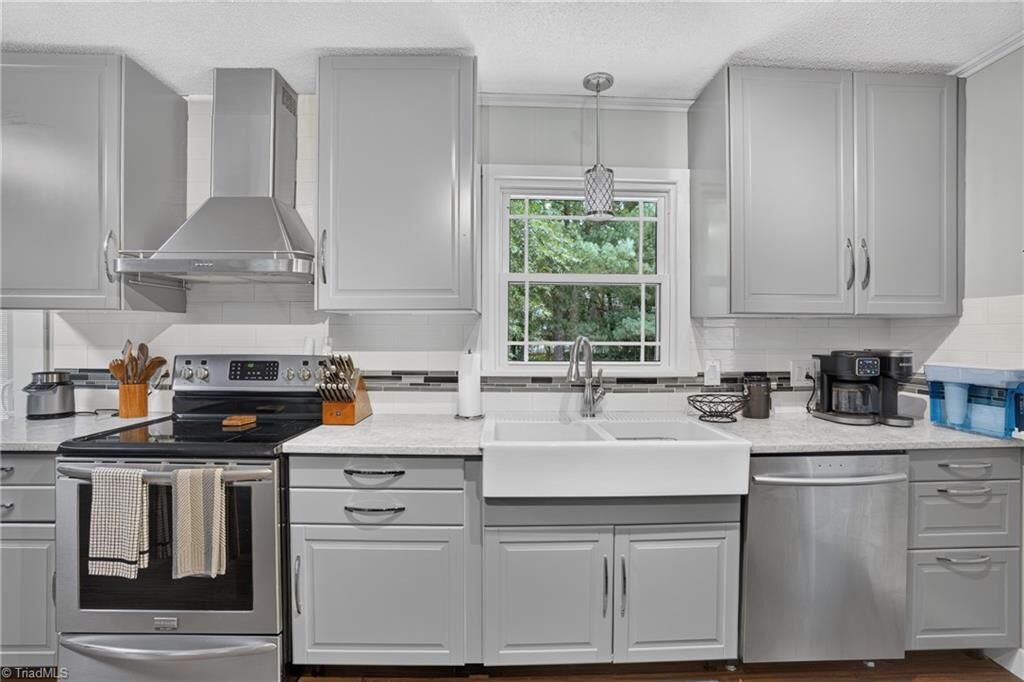 Property Photo: 3440 Edgefield Road NC 27409
