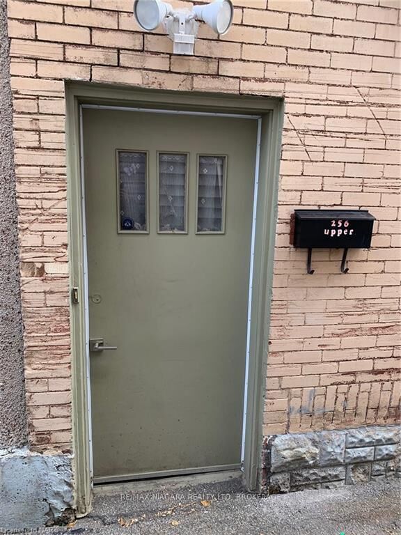 Property Photo:  256 East Main Street Upper  ON L3B 3W9 
