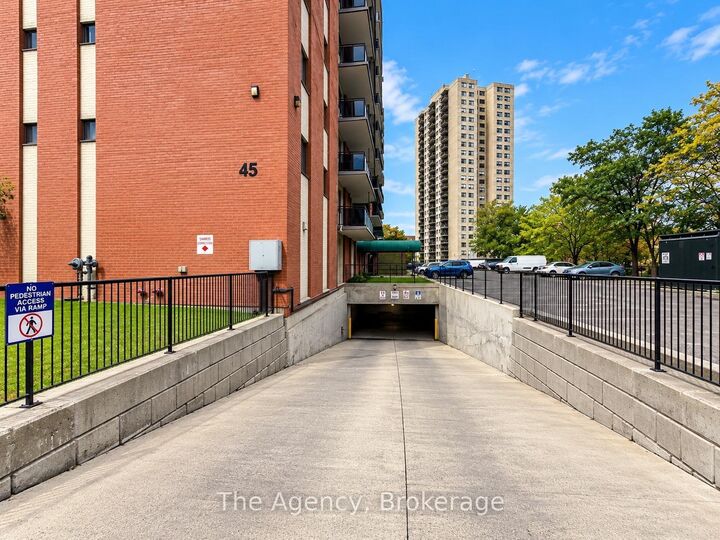 Property Photo:  45 Paisley Boulevard W 609  ON L5B 1E4 
