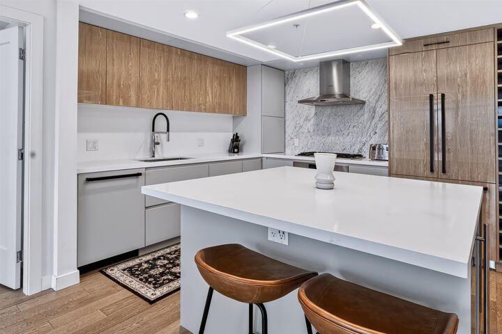 Property Photo:  1526 Finlay Street 303  BC V4B 4L9 
