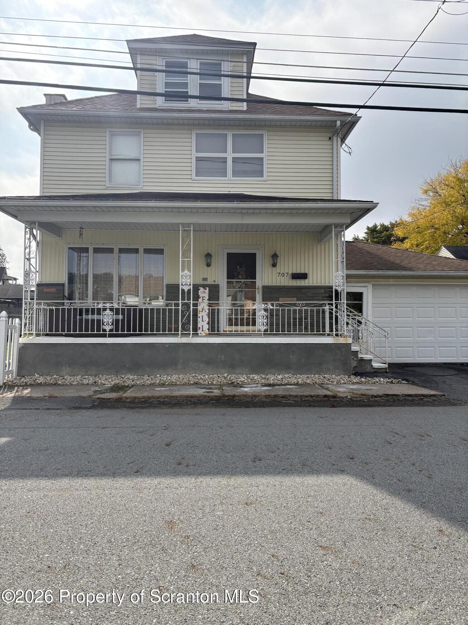 Property Photo:  707 Hickory Street  PA 18452 