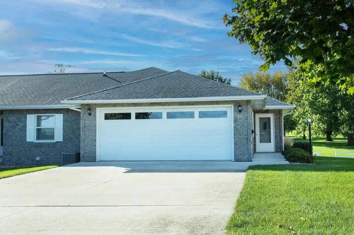 Property Photo: 211 Somerset Ct IA 50658