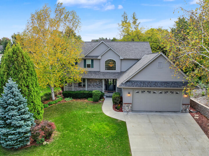 Property Photo:  933 Juniper Ln  WI 53027 