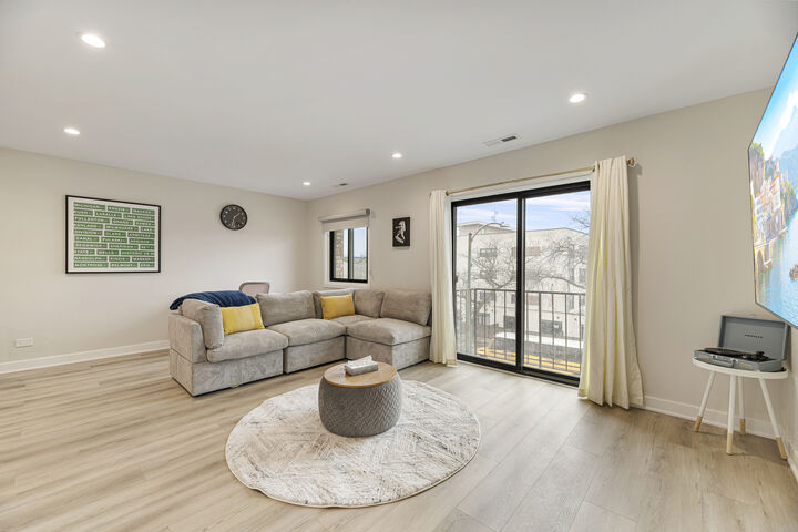 Property Photo:  7109 N Western Avenue 3S  IL 60645 