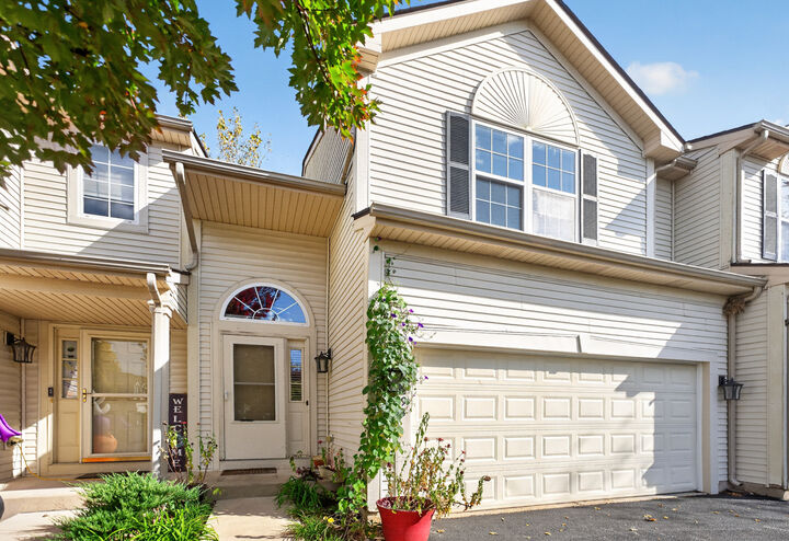 Property Photo:  693 Blackstone Court  IL 60115 
