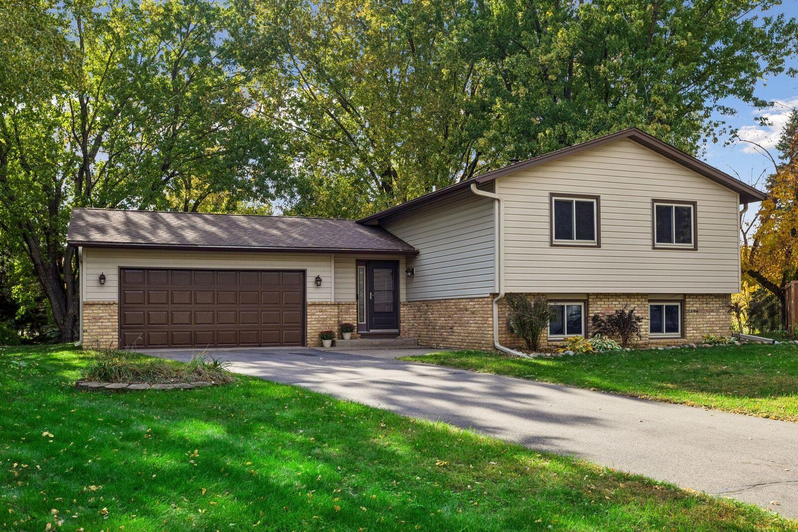 Property Photo: 1080 Churchill Circle MN 55126