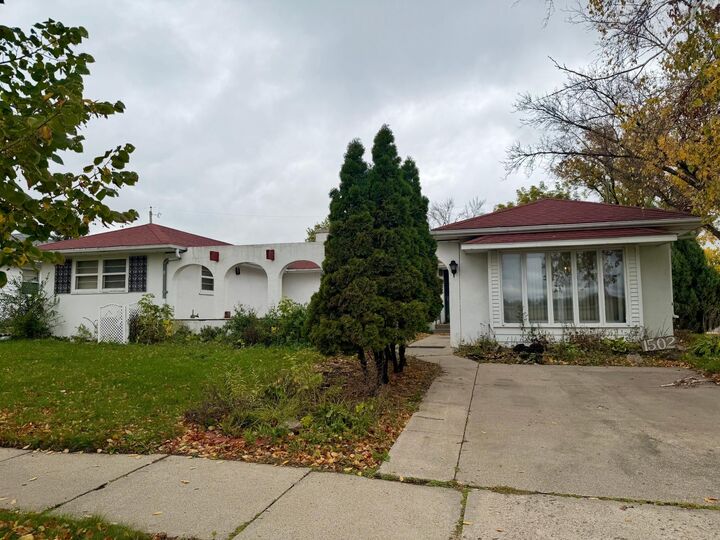 Property Photo: 1502 Elm Street N ND 58102