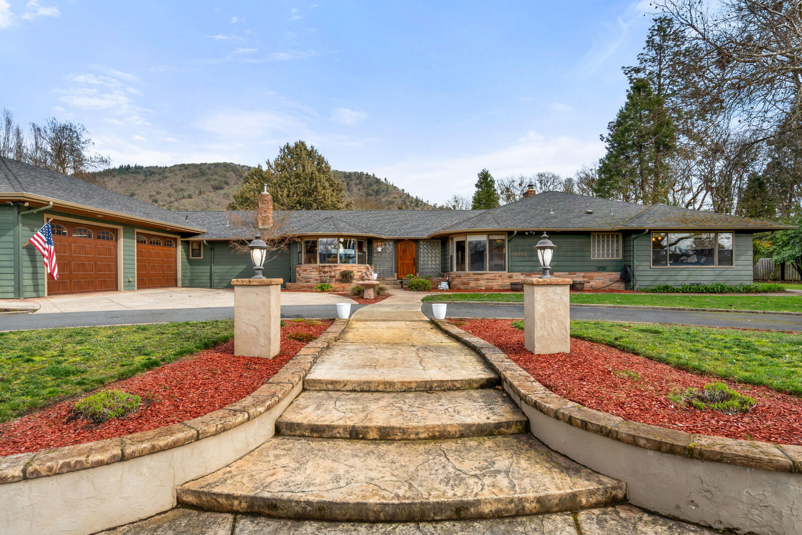 Property Photo: 1117 NE Memorial Drive OR 97526