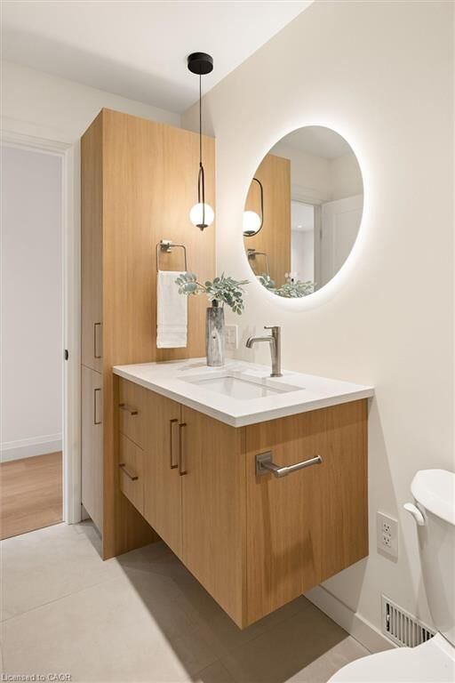 Property Photo: 563 Wellington Street 2 ON N2H 5L6