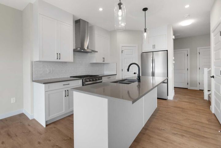 Property Photo:  464 Lewisburg Place NE  AB T3P 2N4 