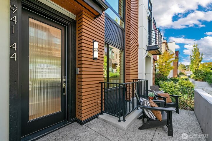 Property Photo:  941 W McGraw Street 44  WA 98119 