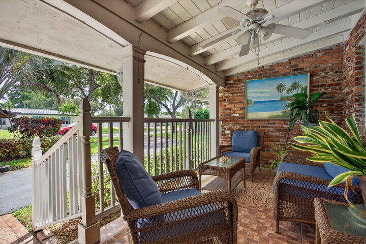 Property Photo:  291 SW 60th Avenue  FL 33317 