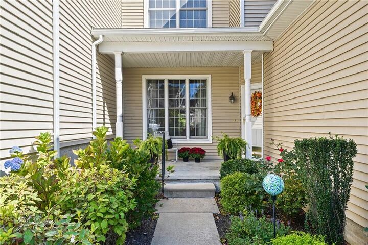 Property Photo:  16 Starling Way  RI 02893 