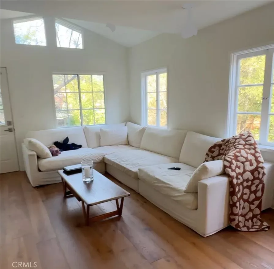 Property Photo:  1323 Oakwood  CA 90290 