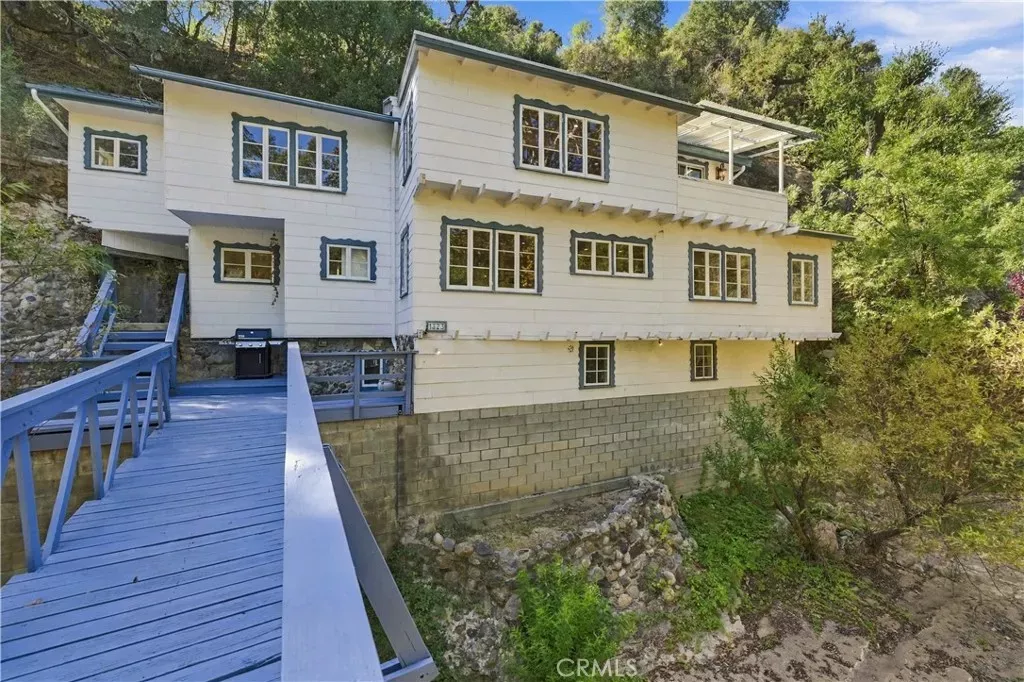 Property Photo:  1323 Oakwood  CA 90290 