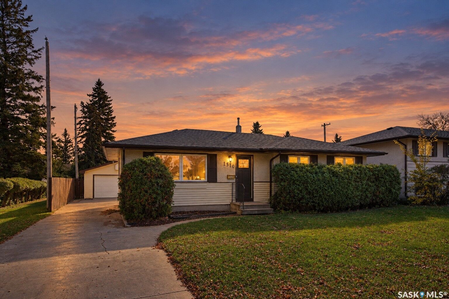 Property Photo:  1510 Isabella Street E  SK S7J 0B9 
