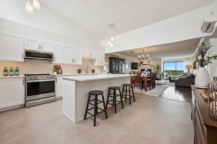 Property Photo:  260 Sheldon Avenue N Ph2  ON N2H 6P2 