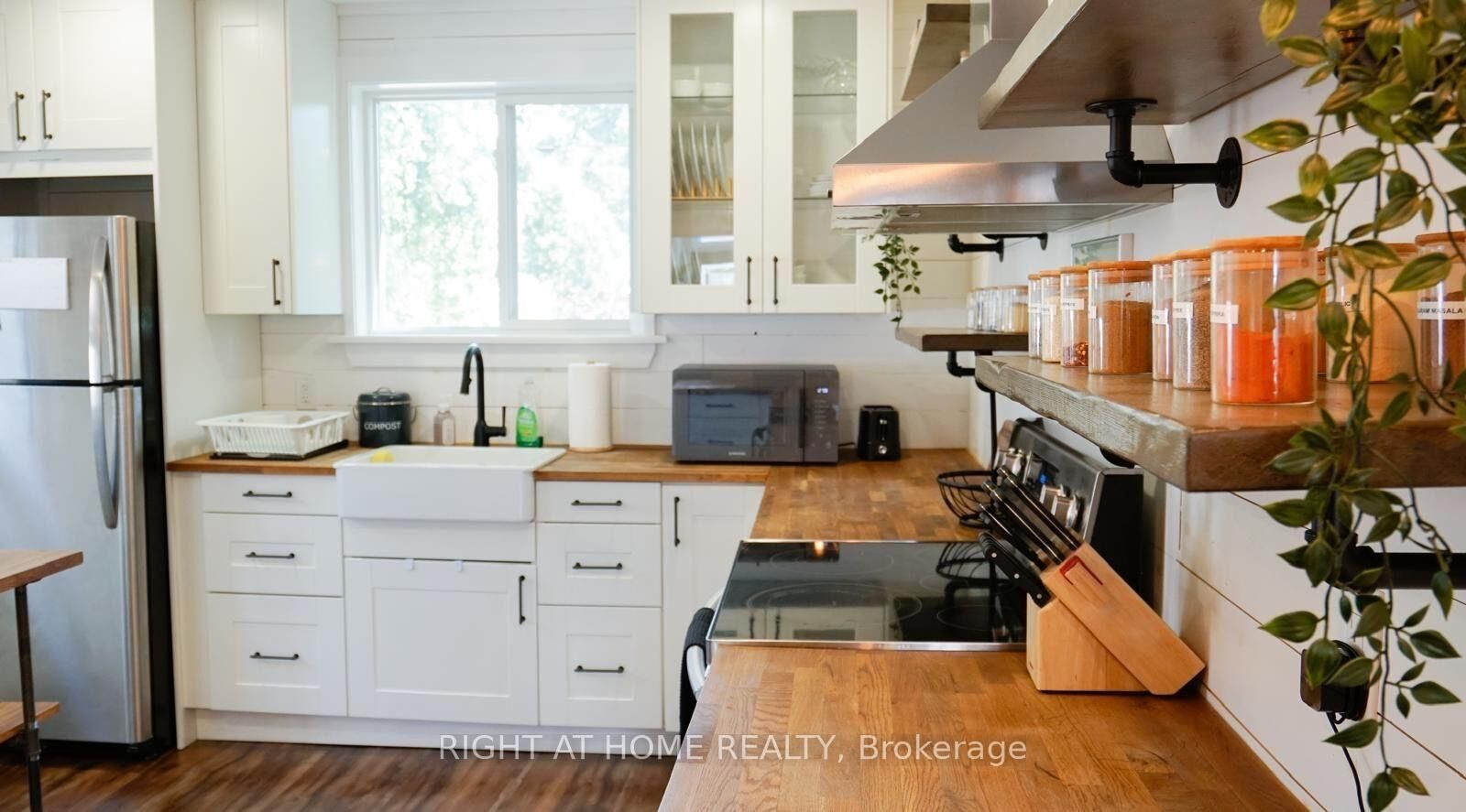 Property Photo:  110 Cameron Avenue N  ON L8H 4Z2 