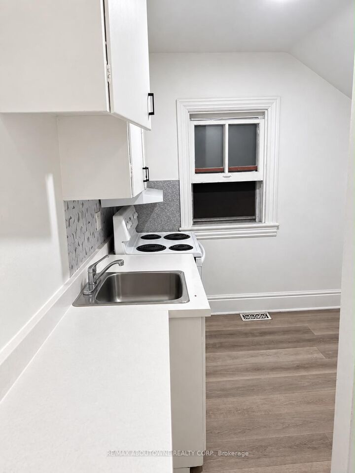 Property Photo:  70 Wellington Street S  ON L8N 2R1 