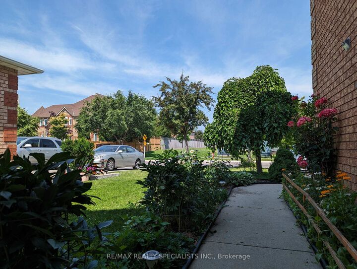 Property Photo:  6923 Dillingwood Drive Main &Amp 2nd  ON L5N 6Z7 
