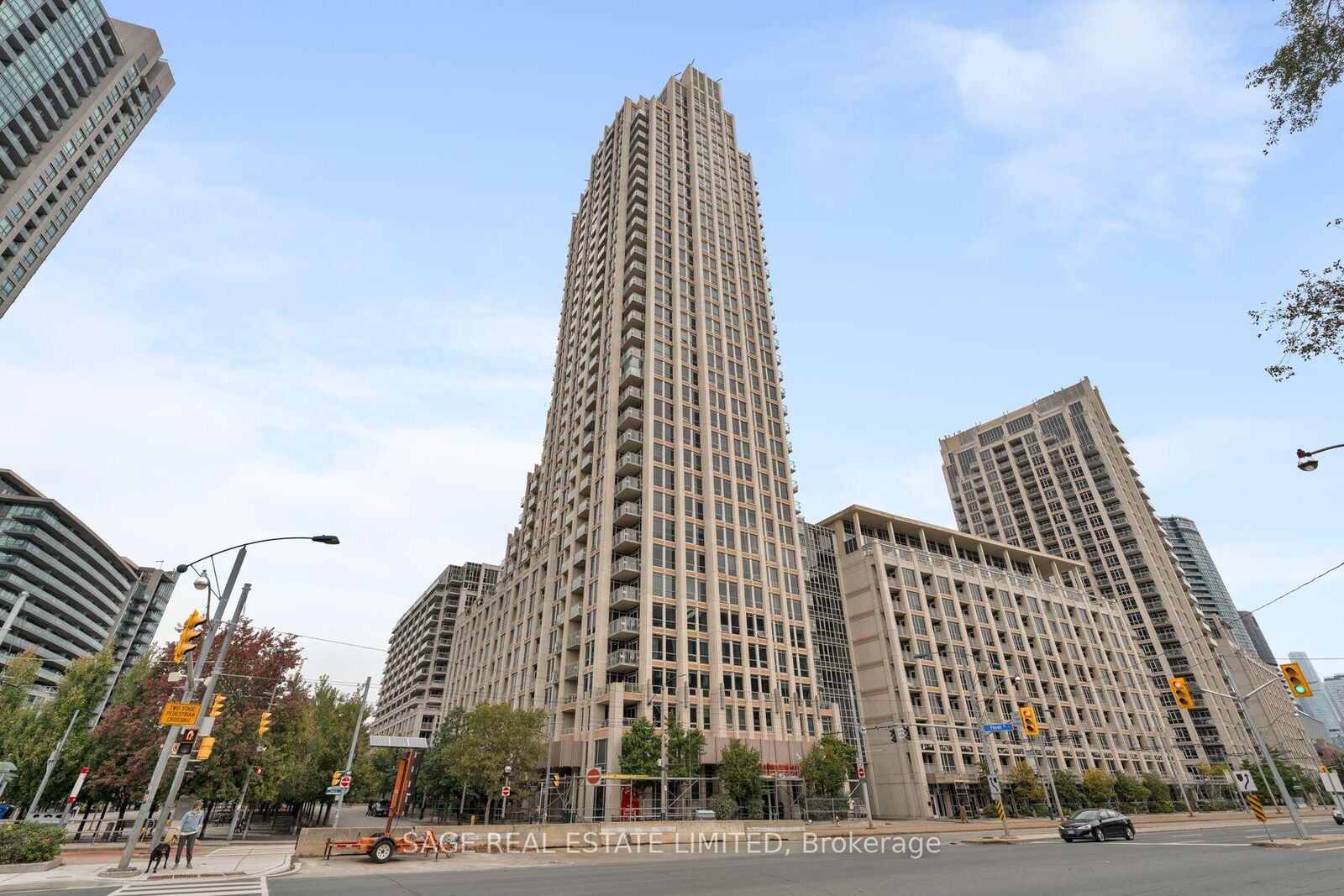 Property Photo:  628 Fleet Street 904  ON M5V 1A8 