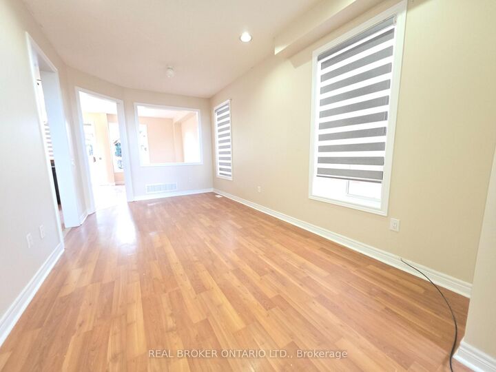 Property Photo:  922 Ledbury Crescent  ON L5V 2P8 