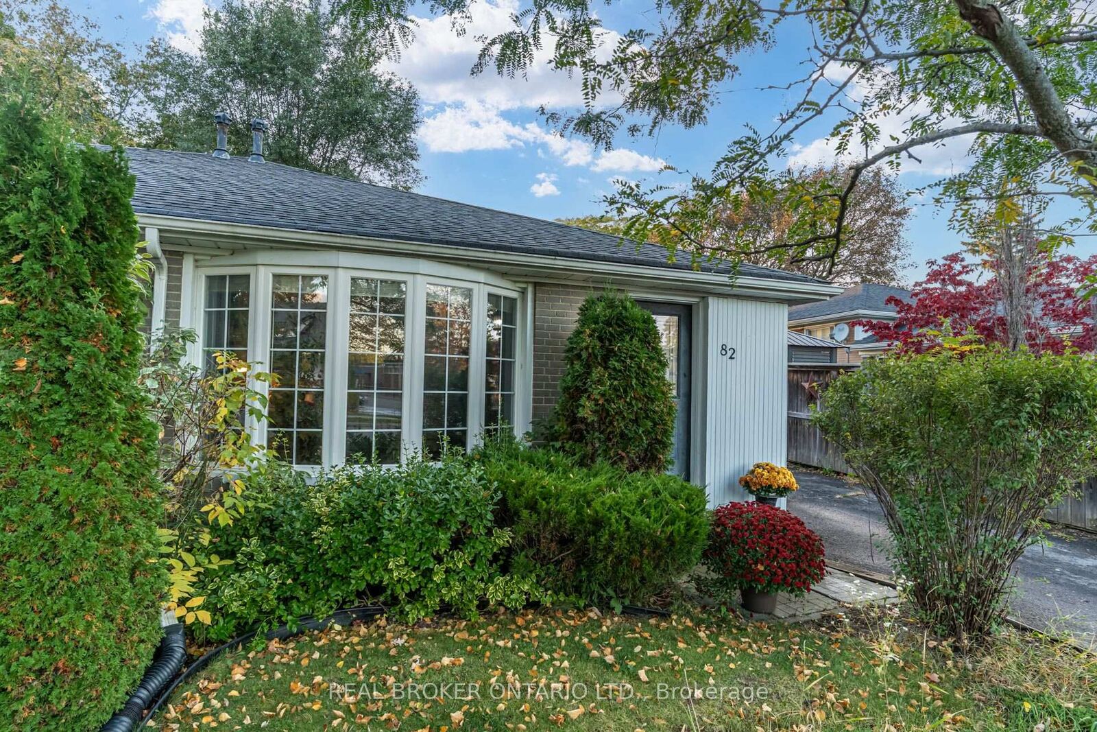 Property Photo:  82 Tecumseth Drive  ON L4G 2X4 