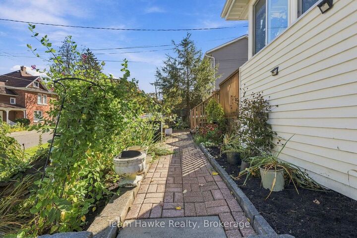 Property Photo:  200 Fifth Street  ON L4R 3W2 