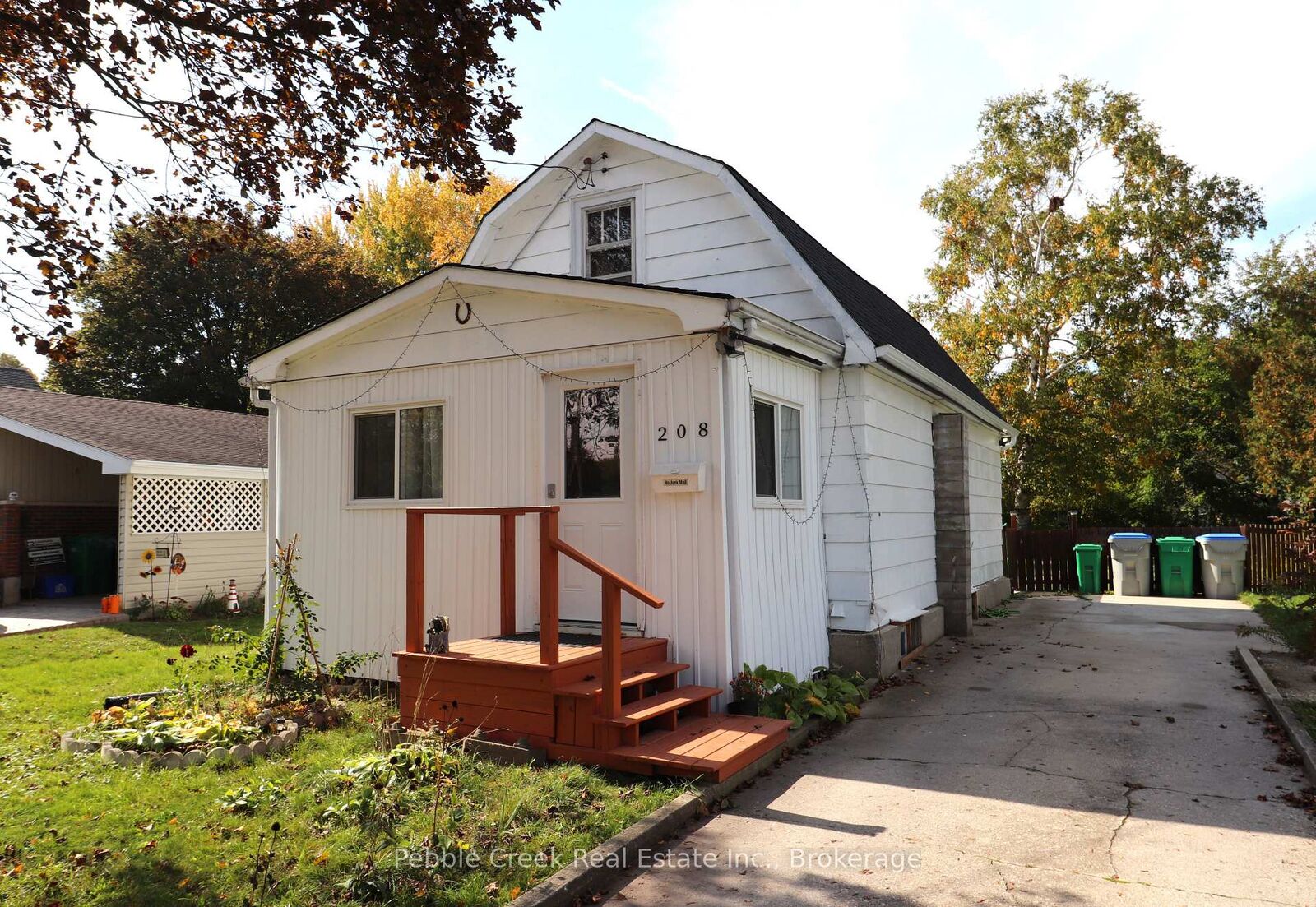 Property Photo:  208 Hincks Street  ON N7A 3C8 