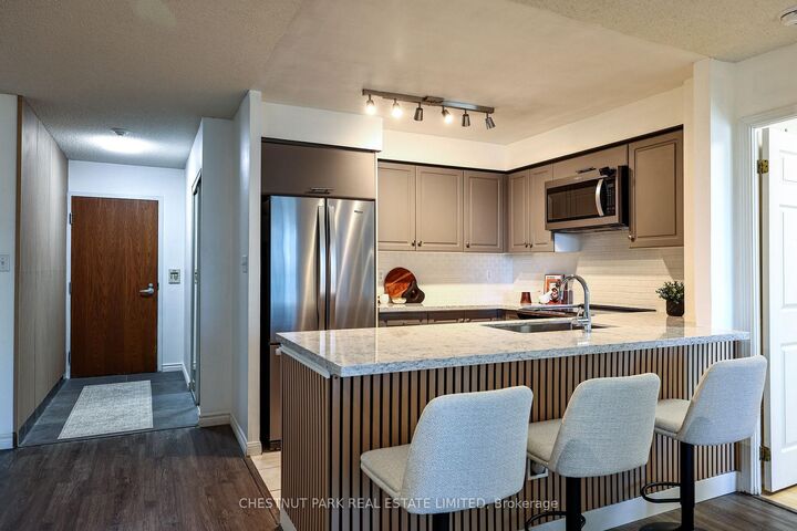 Property Photo:  23 Lorraine Drive 615  ON M2N 6Z6 