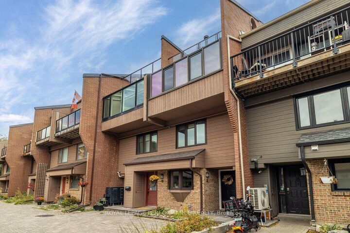 Property Photo:  251 Bruyere Street 2  ON K1N 5E5 